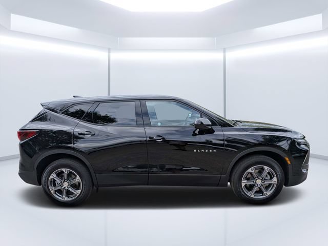 Used 2025 Chevrolet Blazer LT FWD image 2