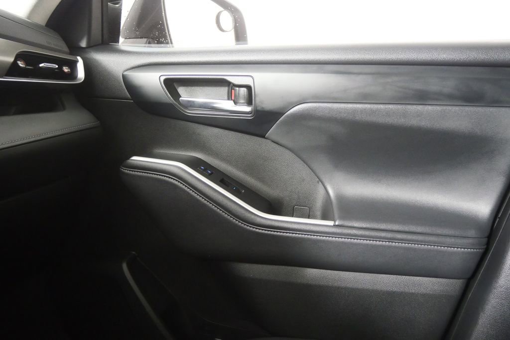 Used 2022 Toyota Highlander XLE image 32