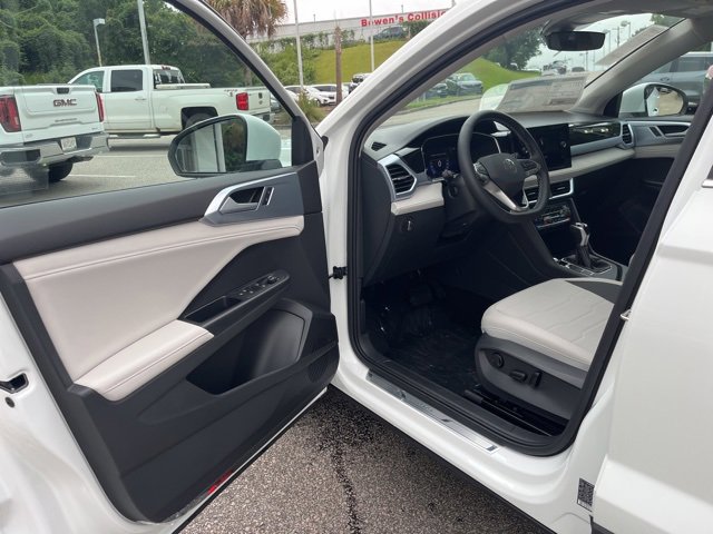 New 2025 Volkswagen Taos SE image 4