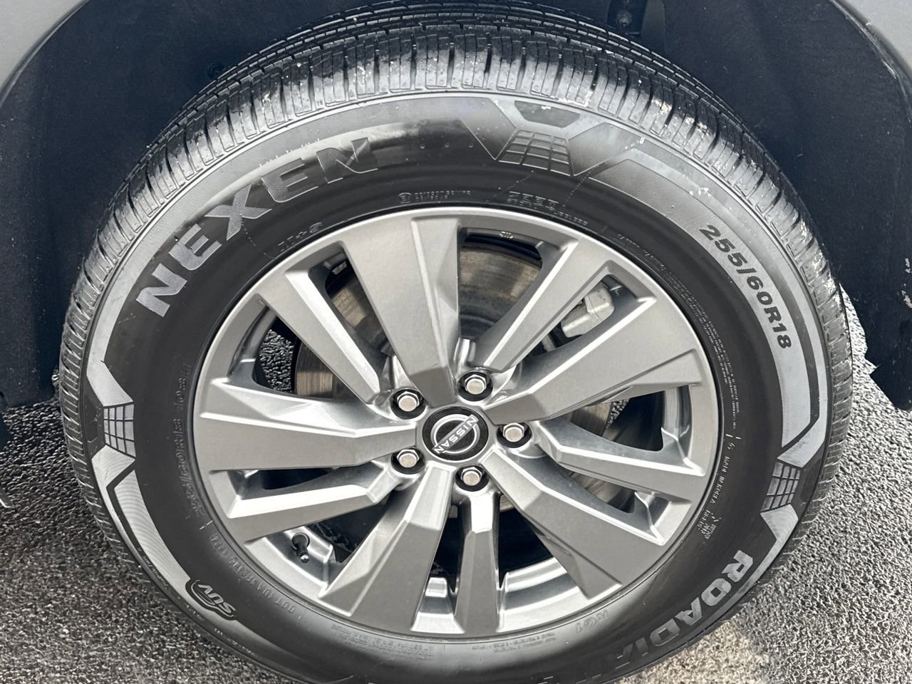 Used 2024 Nissan Pathfinder SV image 11