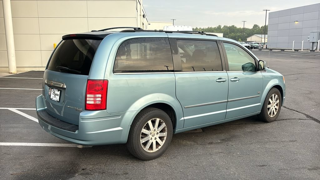 Used 2009 Chrysler Town & Country Touring FWD image 32