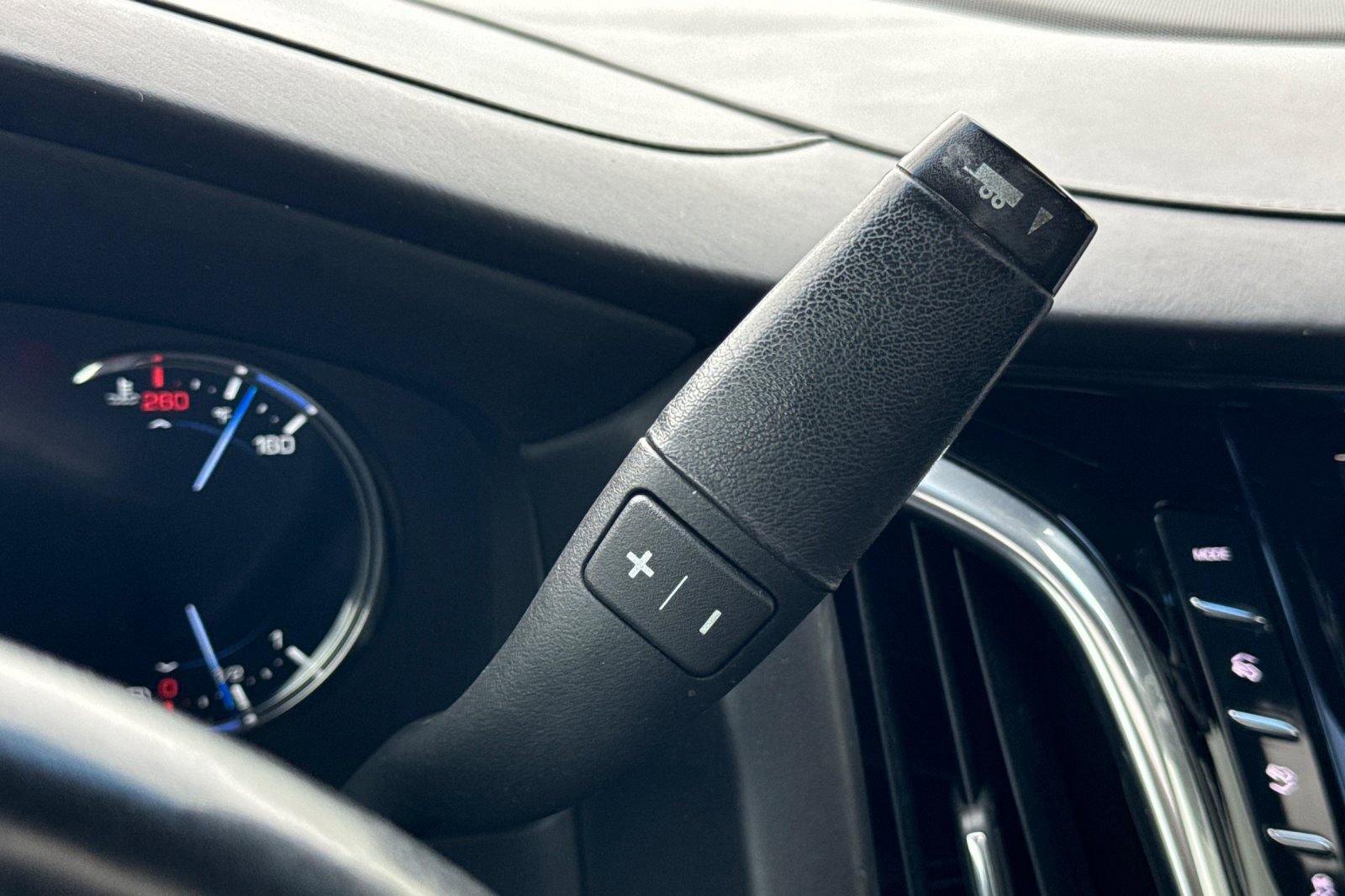 Used 2017 Cadillac Escalade Platinum image 25