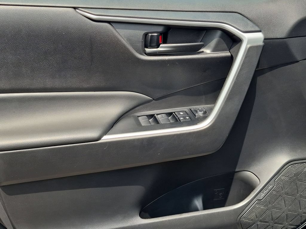 Used 2025 Toyota RAV4 LE AWD/4WD image 11