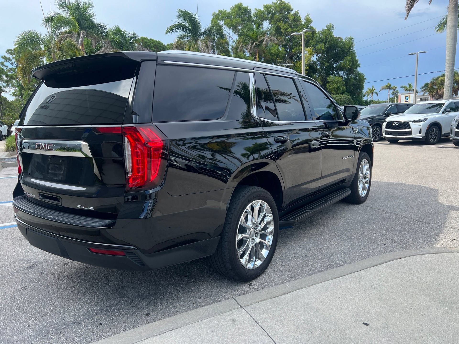 Used 2023 GMC Yukon SLE RWD image 8