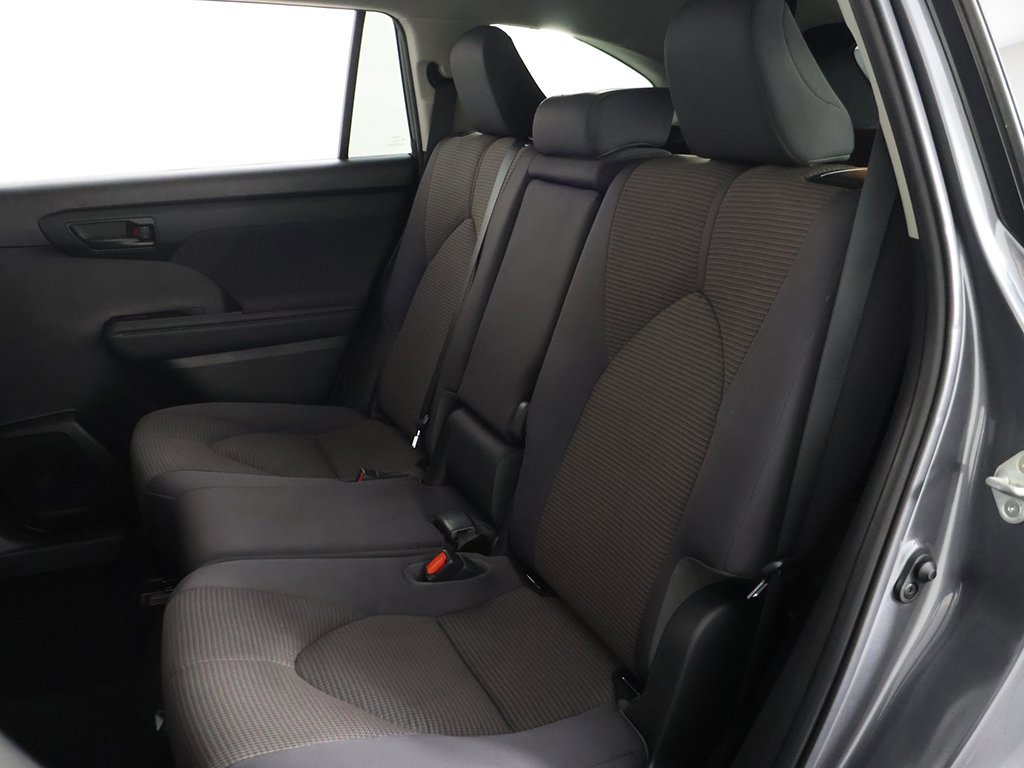 Used 2022 Toyota Highlander LE image 30