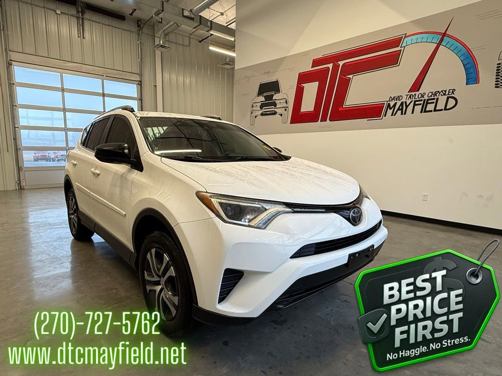 Used 2018 Toyota RAV4 LE image 1