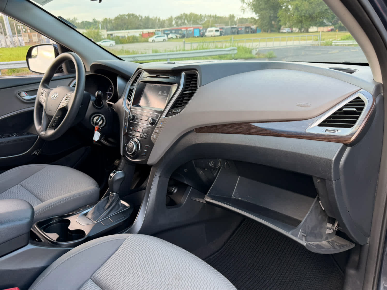 Used 2017 Hyundai Santa Fe SE w/ Cargo Package FWD image 12