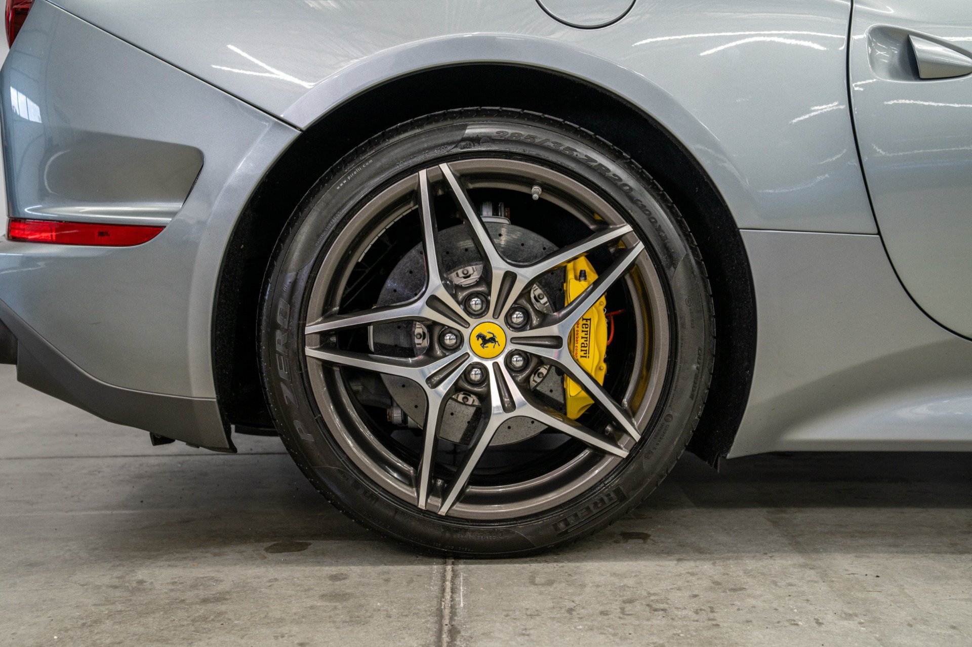 Used 2017 Ferrari California T RWD image 47