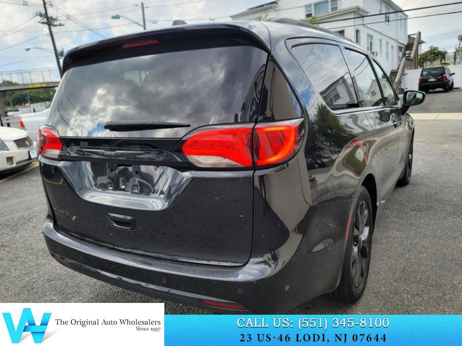 Used 2020 Chrysler Pacifica Touring-L Plus w/ S Appearance Package image 6