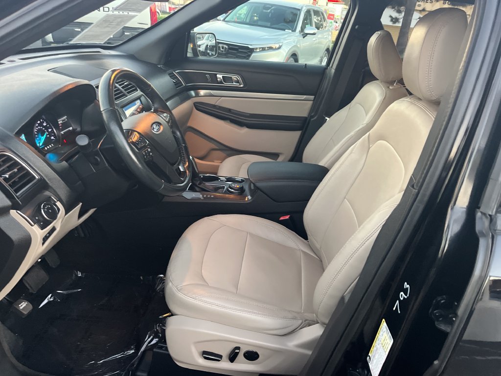 Used 2018 Ford Explorer XLT w/ Equipment Group 202A AWD/4WD image 18