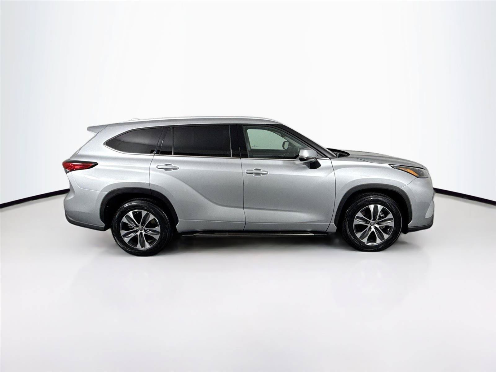 Used 2022 Toyota Highlander XLE FWD image 10