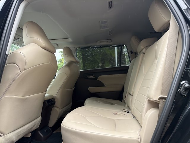 Used 2020 Toyota Highlander XLE AWD/4WD image 23