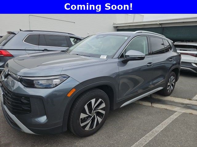 Used 2025 Volkswagen Tiguan S image 1