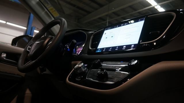 Used 2024 Chrysler Pacifica Touring-L image 52