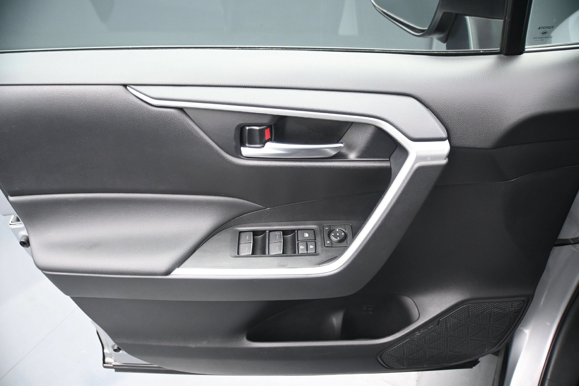 Used 2025 Toyota RAV4 XLE AWD/4WD image 21