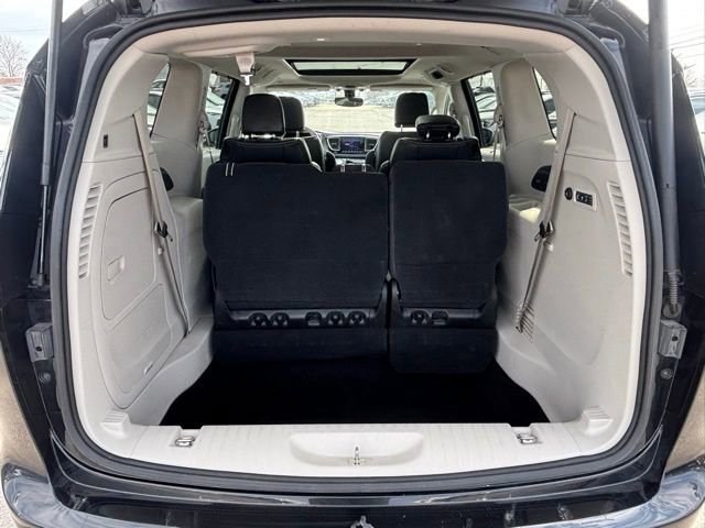 Used 2018 Chrysler Pacifica Limited w/ Tire & Wheel Group image 9