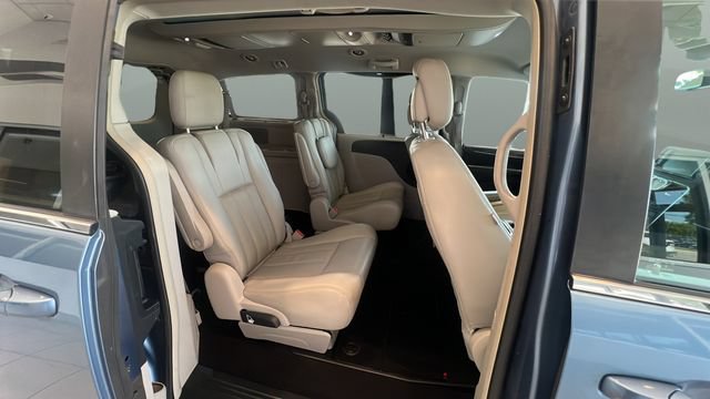 Used 2011 Chrysler Town & Country Touring-L w/ Entertainment Group #2 FWD image 20