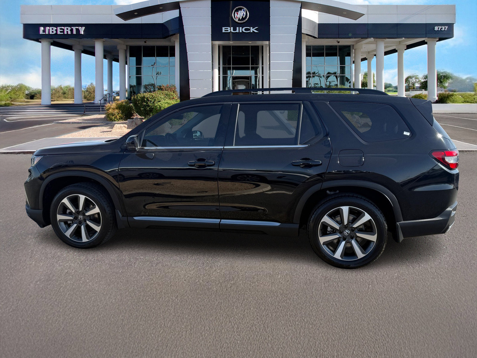 Used 2025 Honda Pilot Touring image 7