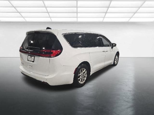 Used 2024 Chrysler Pacifica Touring-L FWD image 4