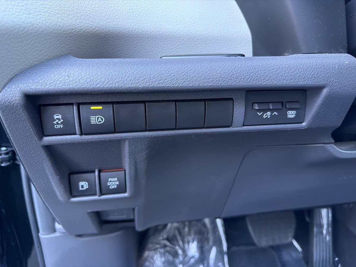 Used 2024 Toyota Sienna XLE FWD image 47