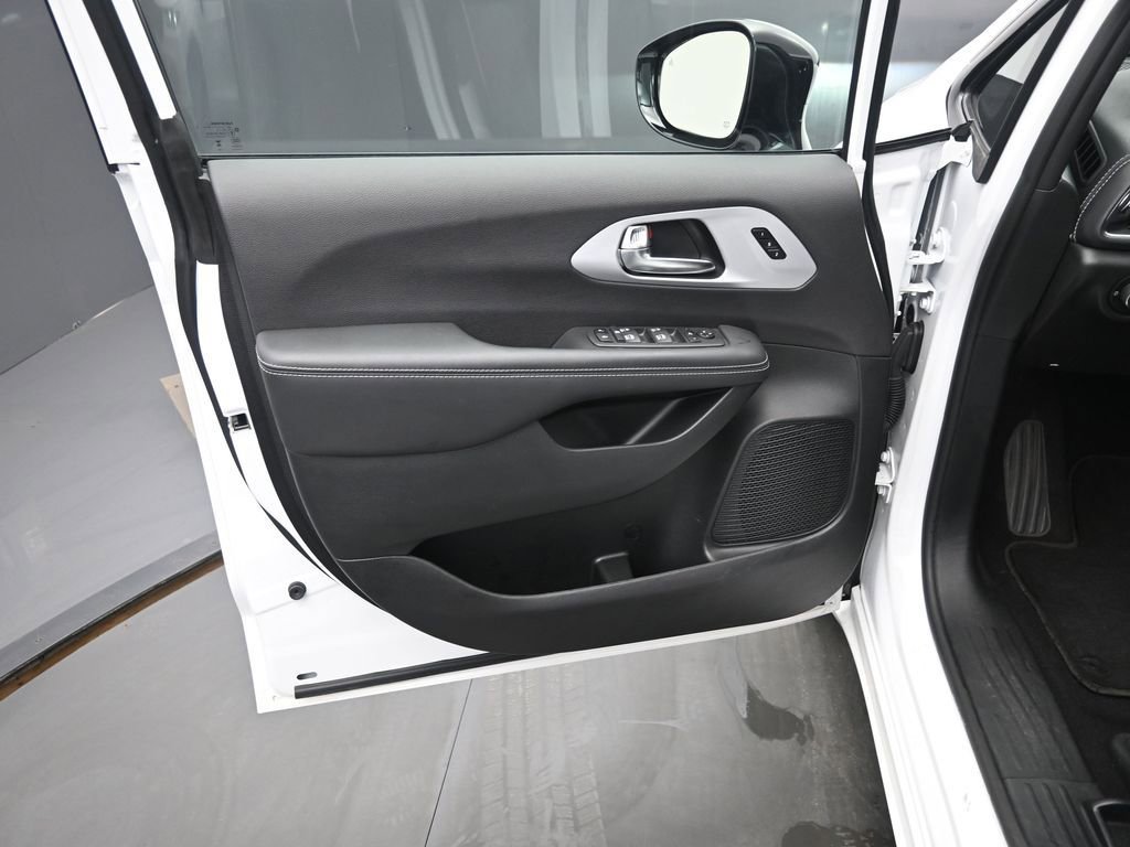 Used 2025 Chrysler Pacifica Limited image 12