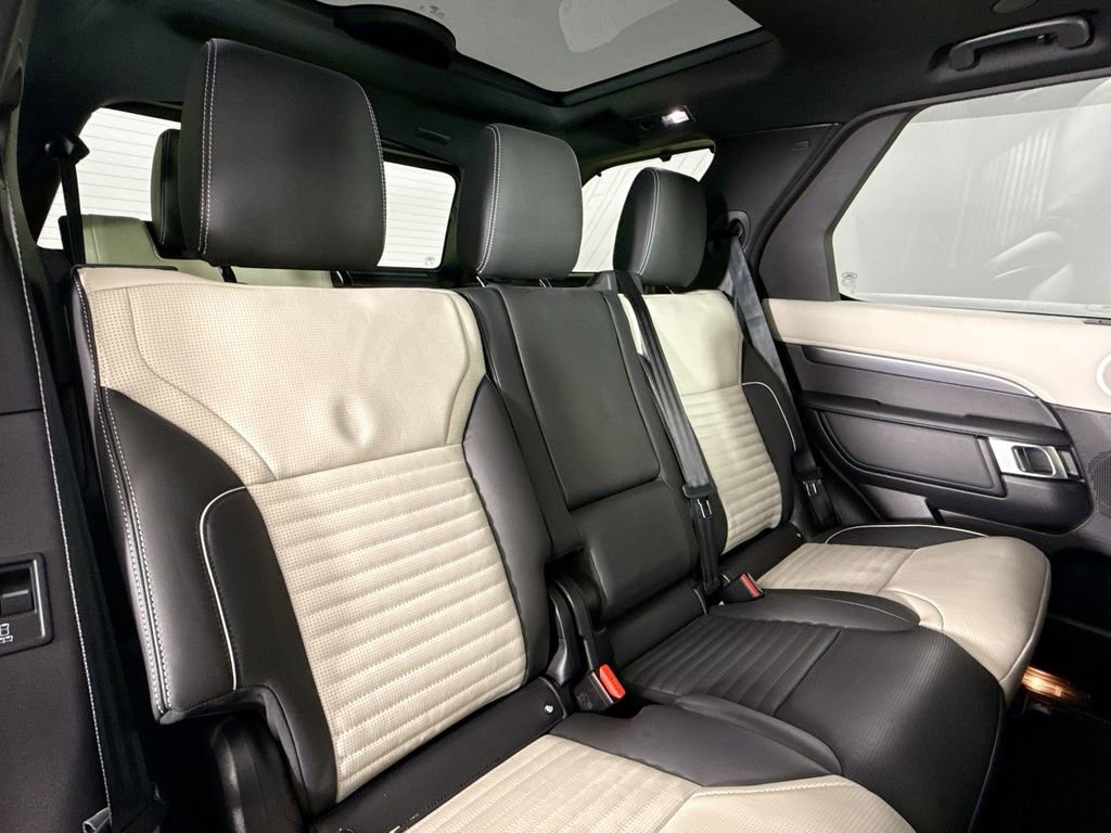 Used 2024 Land Rover Discovery Metropolitan Edition image 15