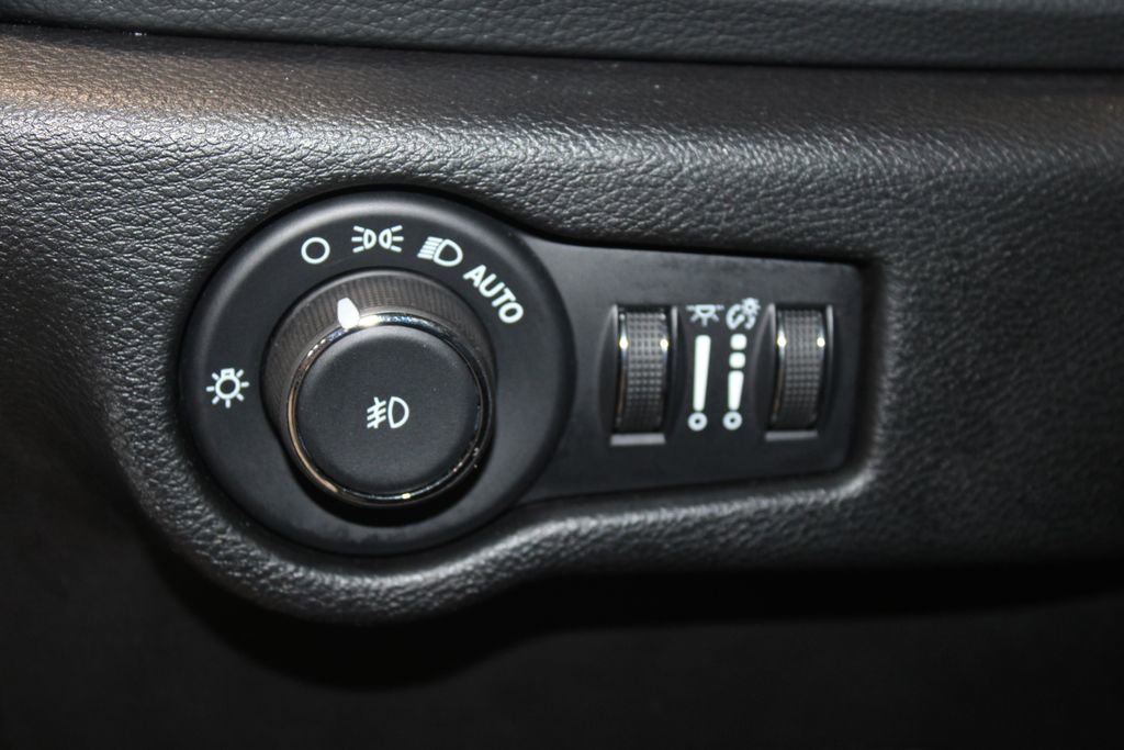 Used 2025 Chrysler Pacifica Limited FWD image 11