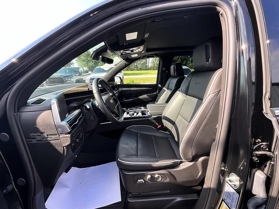 Used 2026 Cadillac Escalade ESV Luxury w/ LPO, Floor Liner Package AWD/4WD image 14