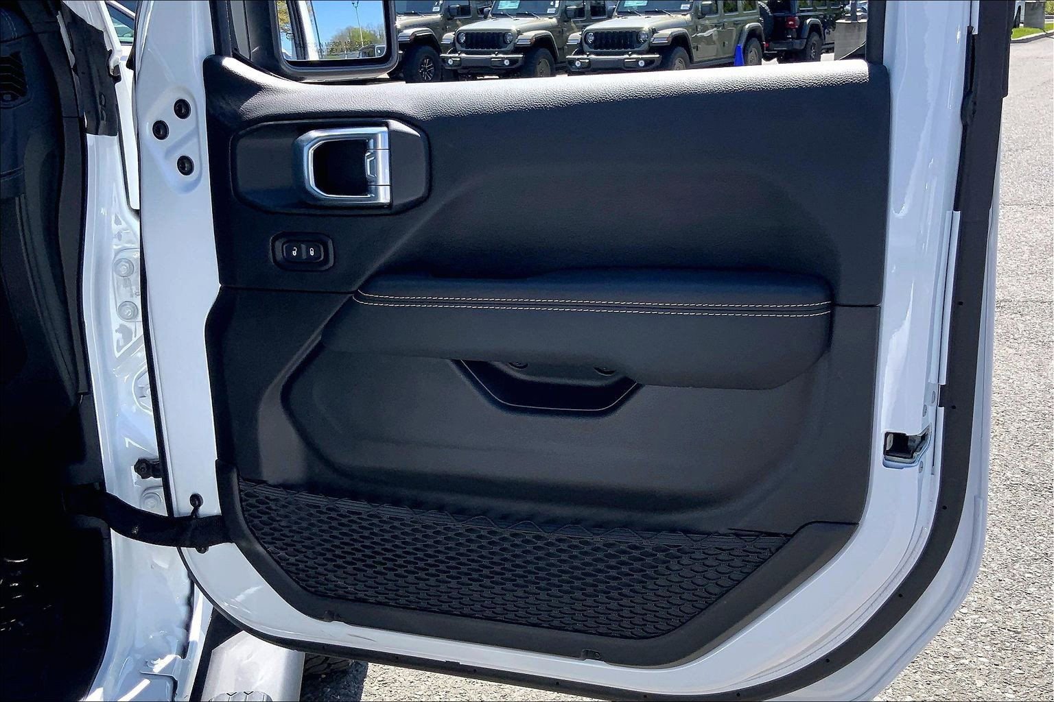 Certified 2025 Jeep Wrangler Sahara w/ Safety Group AWD/4WD image 21