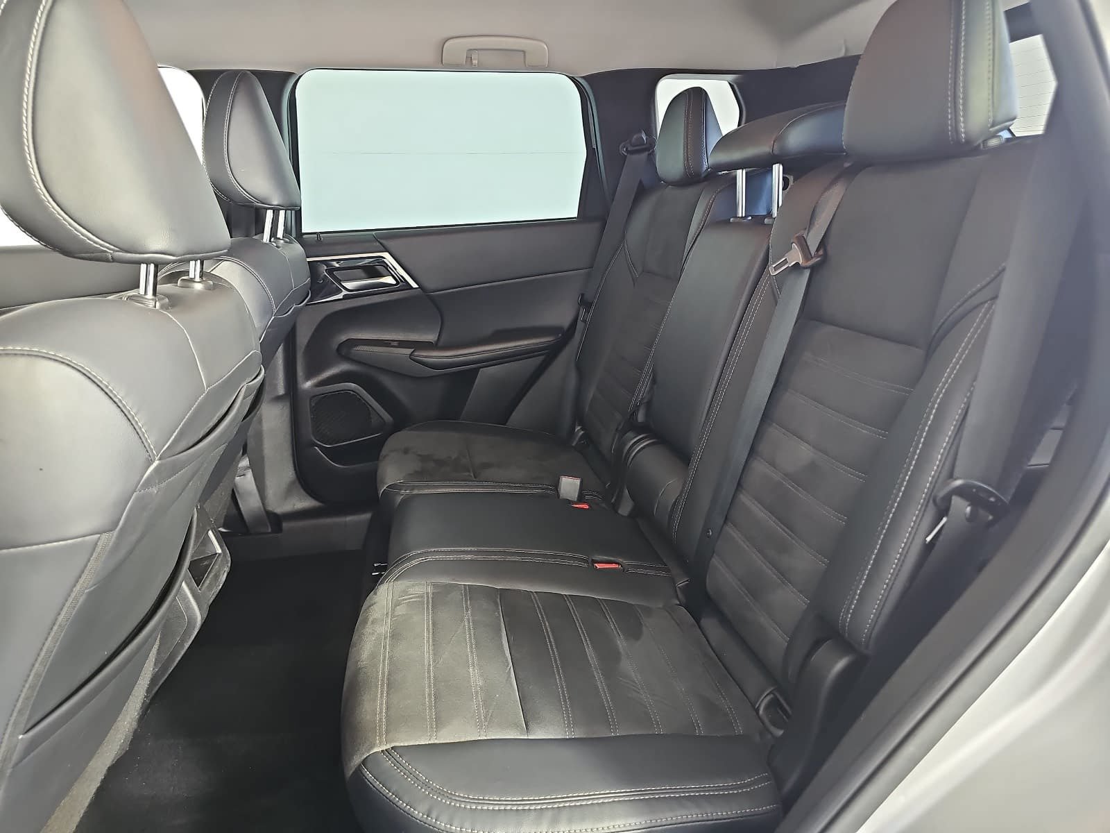 Used 2023 Mitsubishi Outlander SE AWD/4WD image 9
