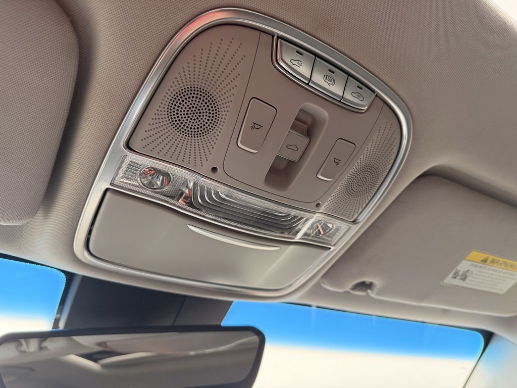 Used 2020 Kia K900 Luxury image 23