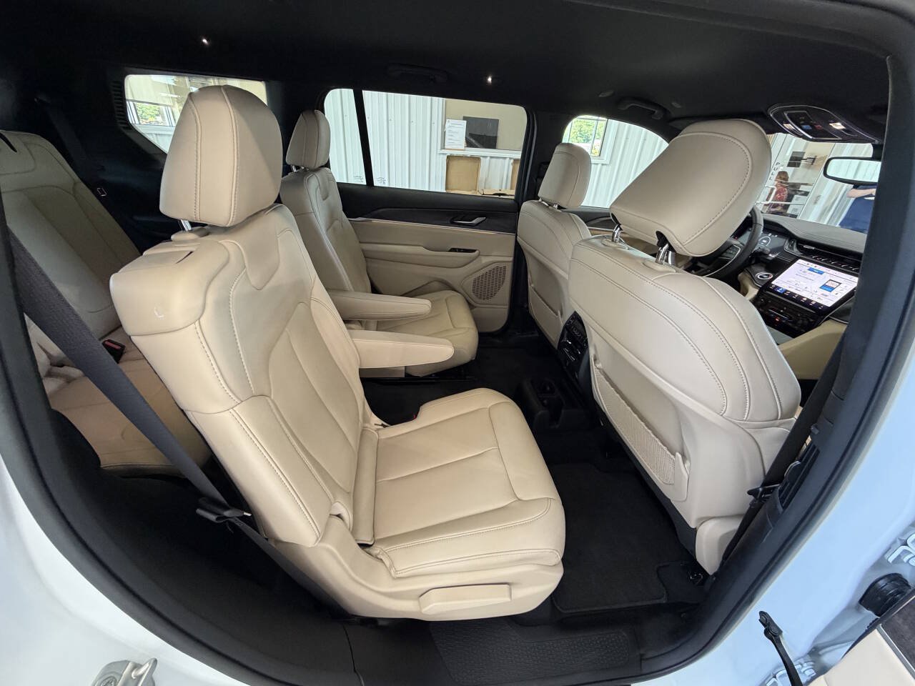 Used 2024 Jeep Grand Cherokee L Limited AWD/4WD image 16