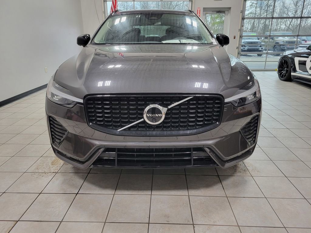 Used 2025 Volvo XC60 B5 Plus image 2