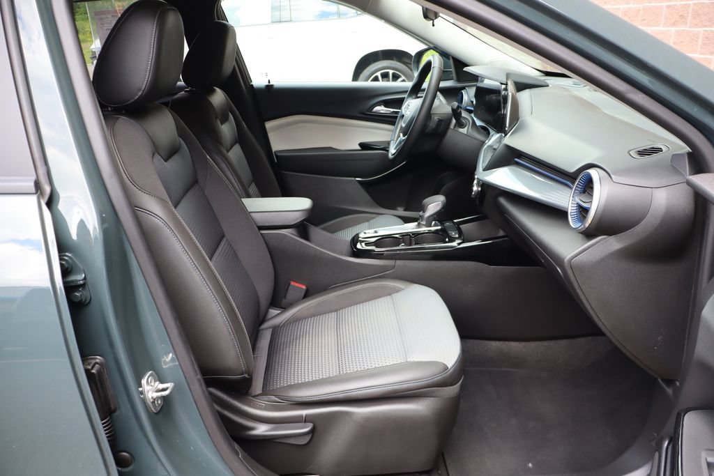 Used 2025 Chevrolet Trax LT w/ Driver Confidence Package FWD image 39