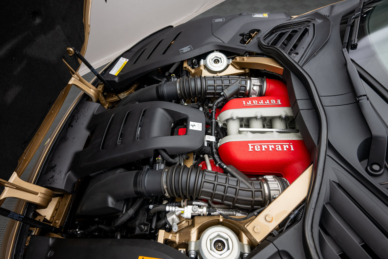 Used 2025 Ferrari Purosangue AWD/4WD image 39