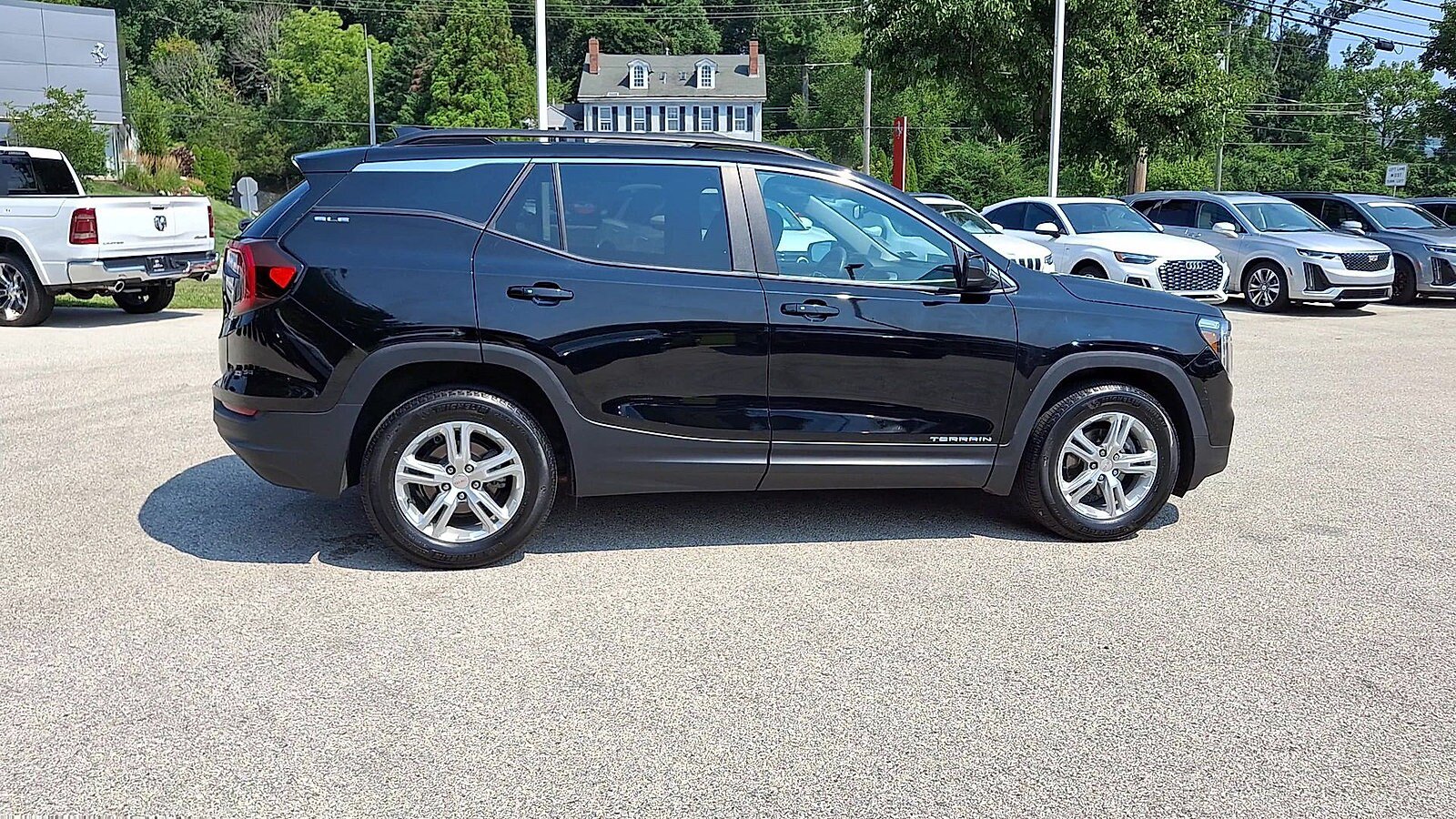 Used 2024 GMC Terrain SLE w/ Driver Convenience Package FWD image 9
