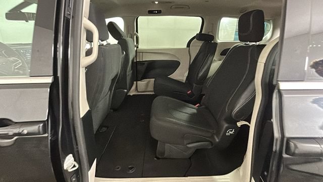 Used 2022 Chrysler Voyager LX FWD image 26