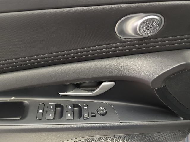 Used 2025 Hyundai Elantra SEL FWD image 27