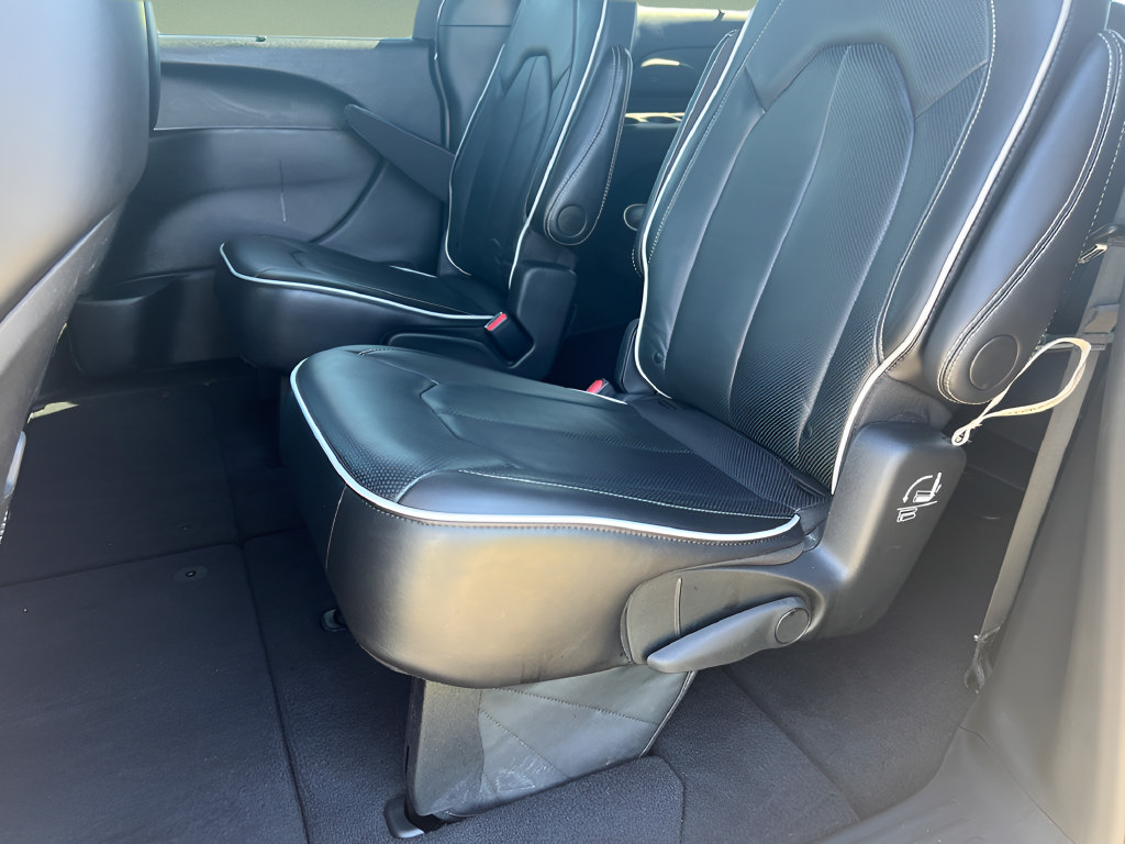 Used 2025 Chrysler Pacifica Limited FWD image 12