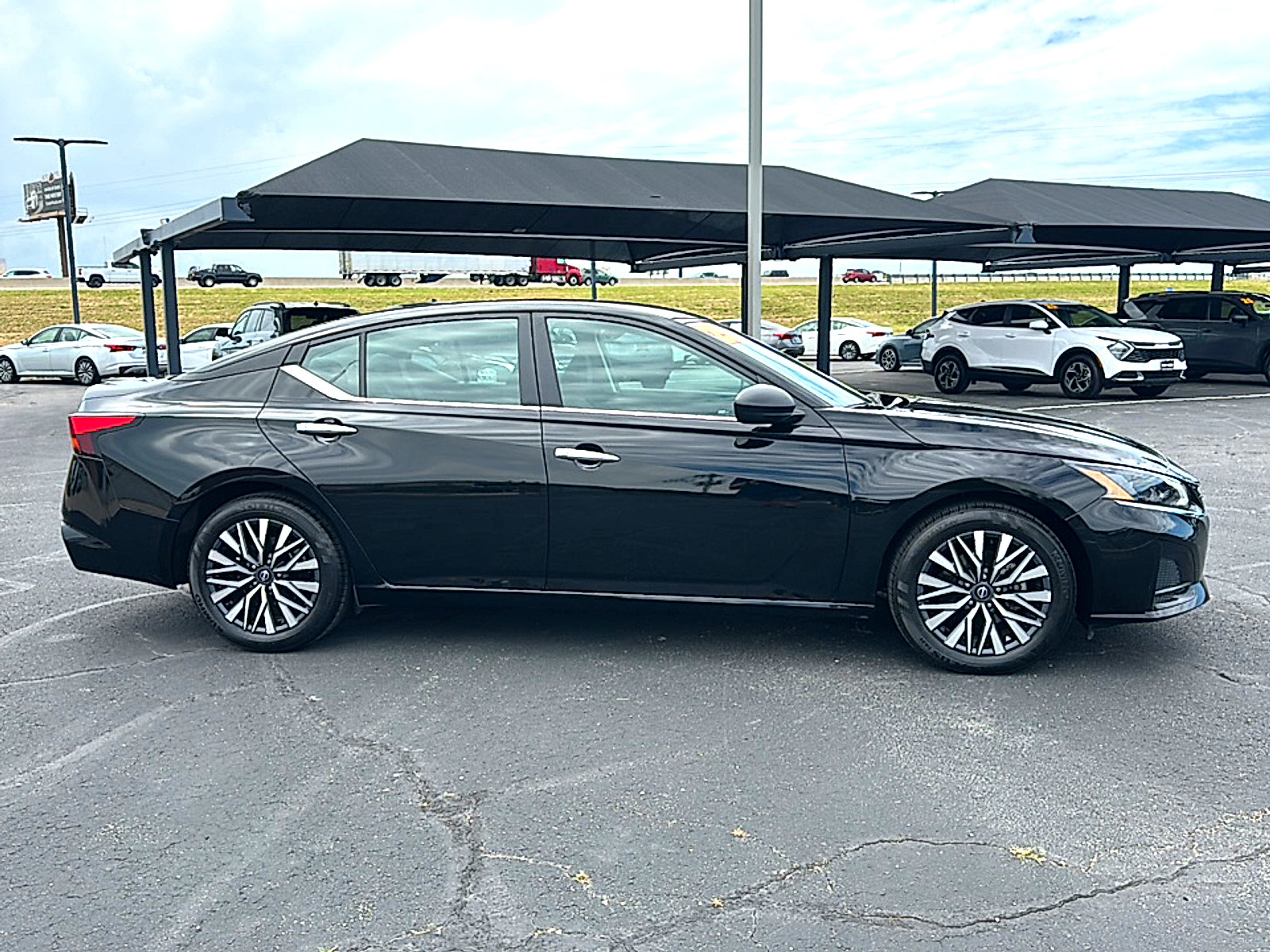Used 2025 Nissan Altima 2.5 SV FWD image 9