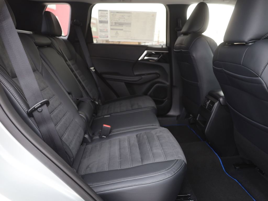 New 2025 Mitsubishi Outlander SE image 16