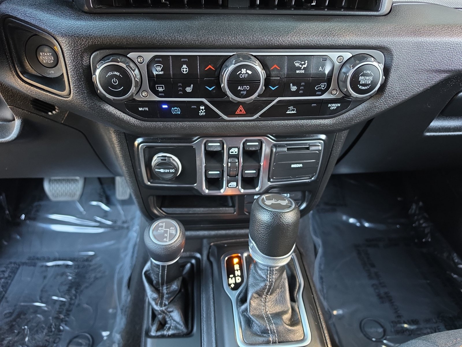 Used 2024 Jeep Wrangler Unlimited w/ Convenience Group AWD/4WD image 16