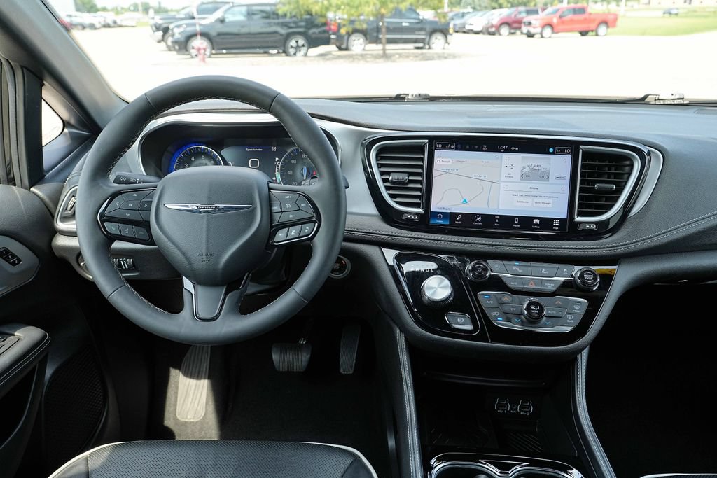Used 2025 Chrysler Pacifica Limited FWD image 28