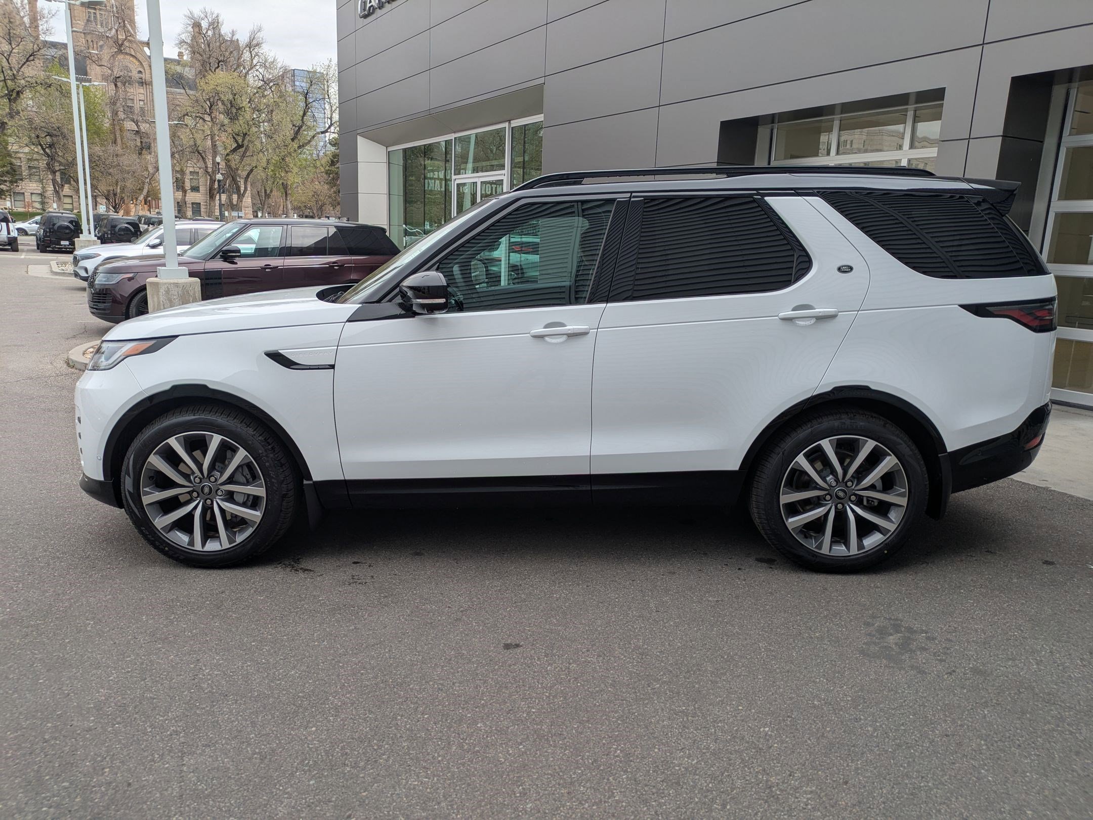 New 2026 Land Rover Discovery Dynamic SE image 8