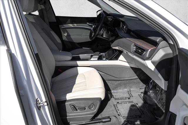 Used 2024 Audi Q8 e-tron Premium Plus w/ Premium Plus Package image 27