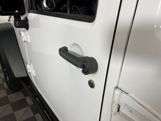 Used 2016 Jeep Wrangler Unlimited Rubicon AWD/4WD image 13