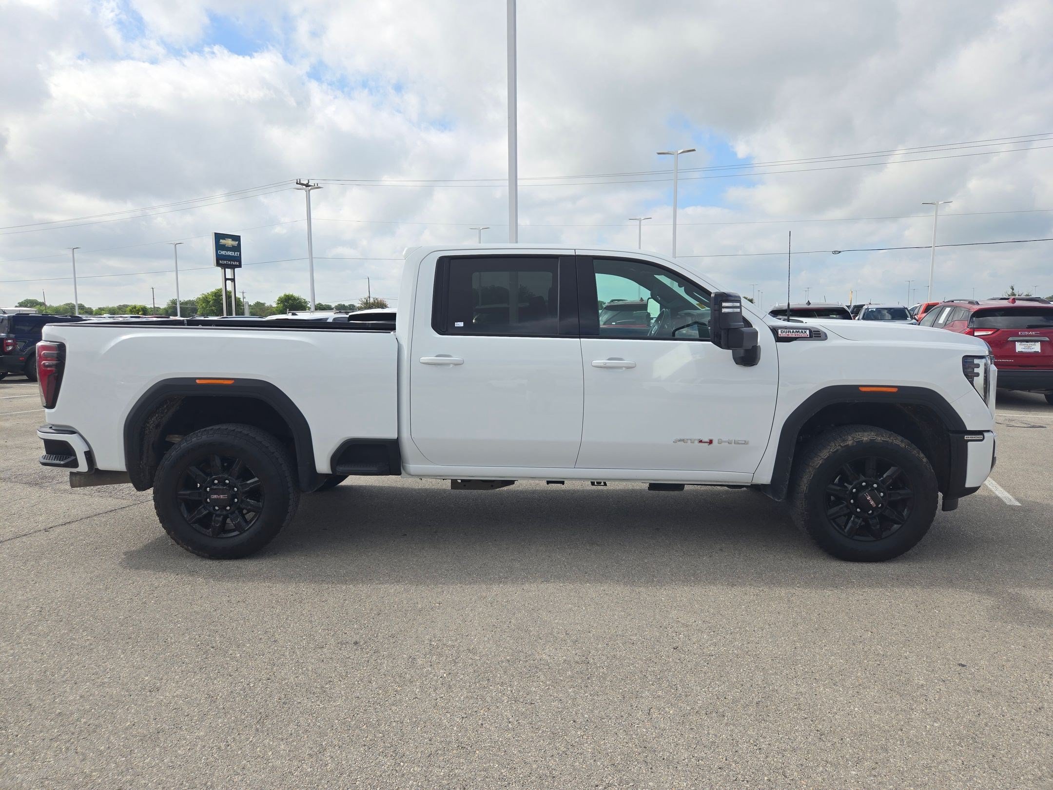 Used 2025 GMC Sierra 2500 AT4 AWD/4WD image 2