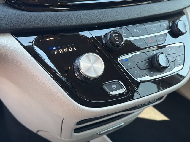 Used 2023 Chrysler Pacifica Touring-L FWD image 20