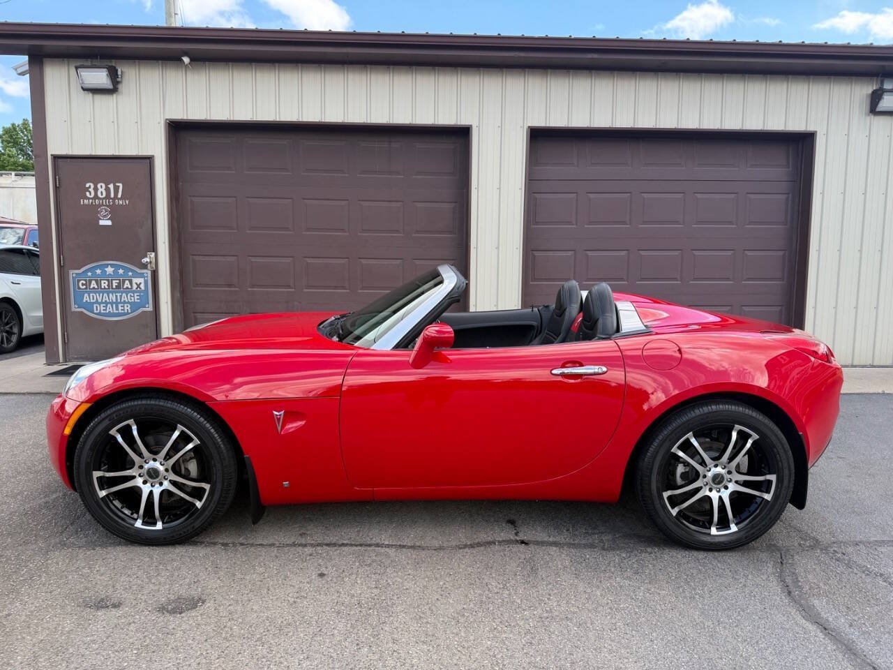Used 2006 Pontiac Solstice Convertible w/ Premium Package RWD image 2