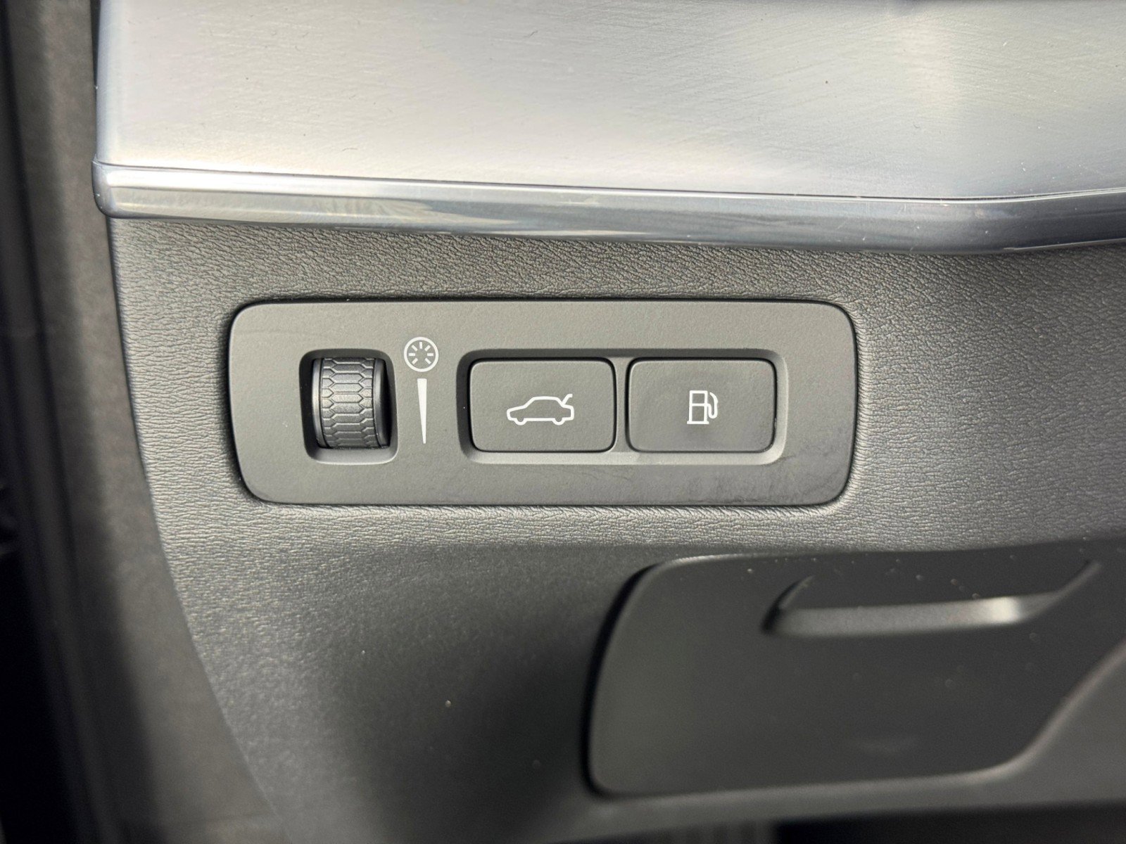 Used 2018 Volvo XC90 T8 Momentum w/ Convenience Package AWD/4WD image 18